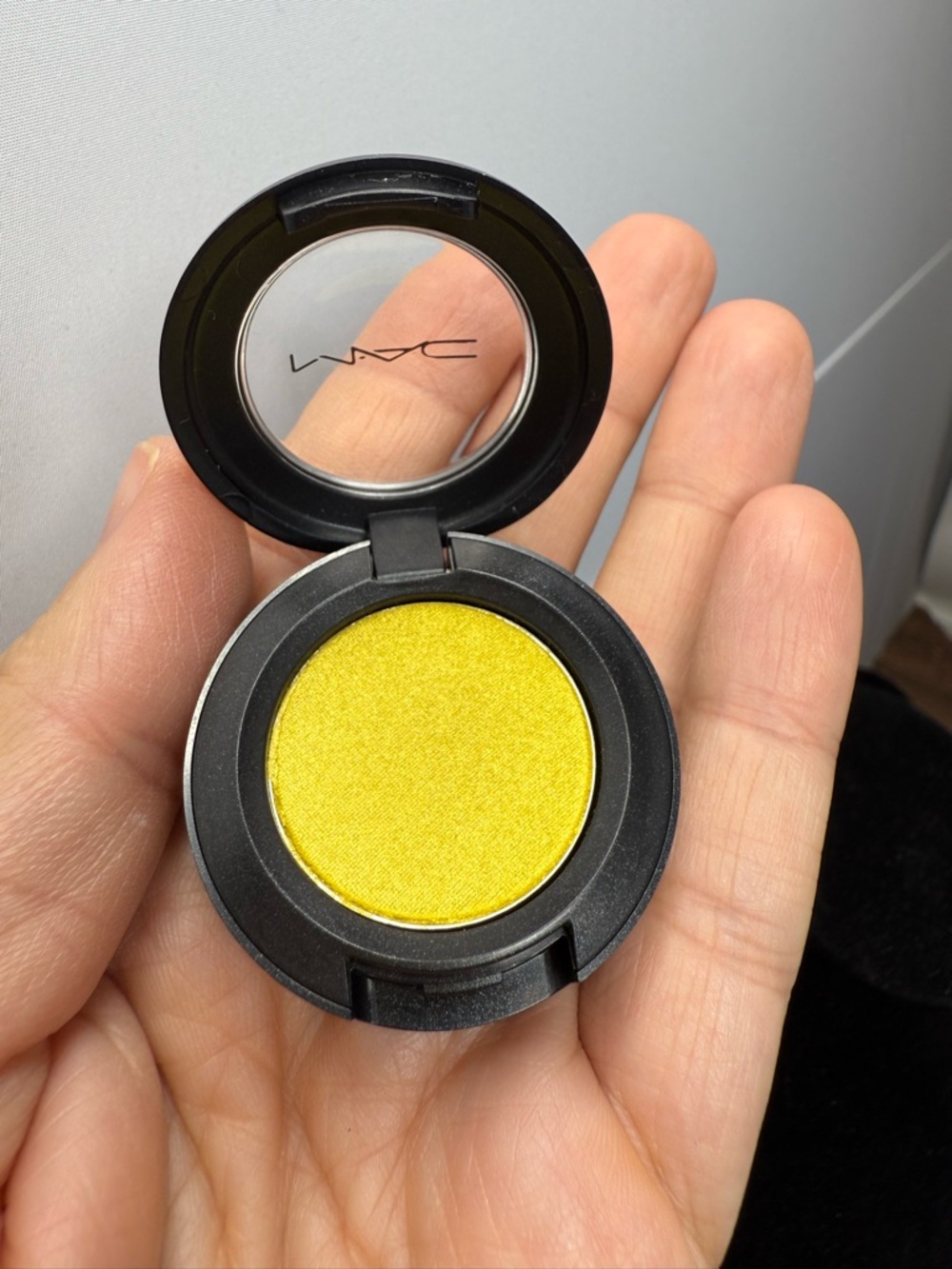 Three Ring Yellow Veluxe Pearl Eyeshadow - Vibrant Yellow mac cosmetics